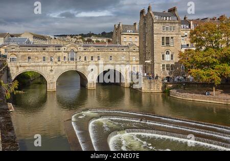 Le pont unique Pulteney du XVIIIe siècle enjambant la rivière Avon, au cœur de Bath, Somerset, Angleterre, Royaume-Uni Banque D'Images