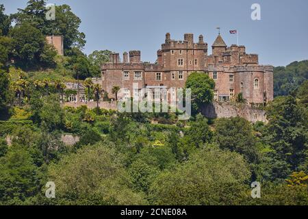 Le château historique de Dunster, en bordure du village de Dunster, parc national d'Exmoor, Somerset, Angleterre, Royaume-Uni, Europe Banque D'Images