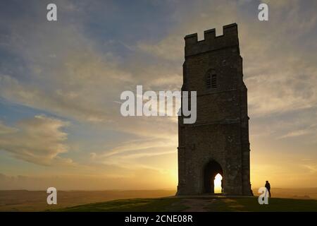 La tour Saint-Michel a été silhouettée au coucher du soleil, sur le sommet de Glastonbury Tor, Glastonbury, Somerset, Angleterre, Royaume-Uni, Europe Banque D'Images