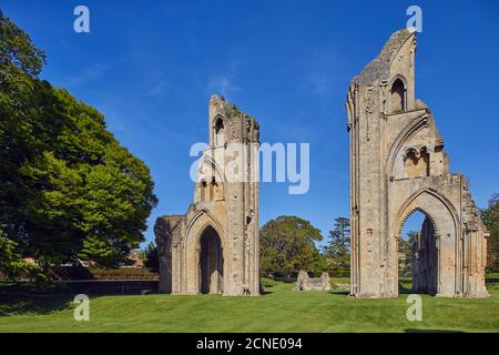 Les ruines de la Grande Église dans l'abbaye historique de Glastonbury, Glastonbury, Somerset, Angleterre, Royaume-Uni, Europe Banque D'Images