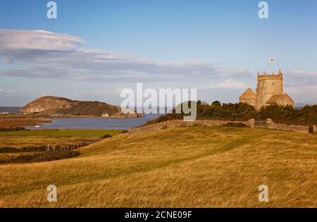 Vue sur l'église Saint-Nicolas et sur Brean Down, depuis la colline, Weston-super-Mare, sur la côte du Somerset, Angleterre, Royaume-Uni, Europe Banque D'Images