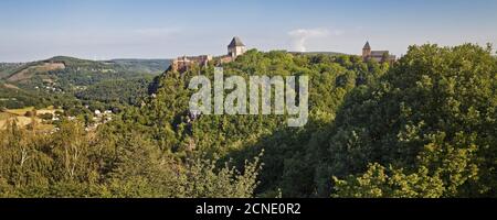 Vue sur le château de Nideggen et l'église paroissiale de Saint Johannes Baptist, Nideggen, Allemagne, Europe Banque D'Images