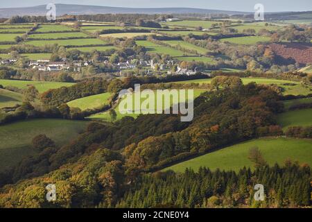 Terres agricoles vallonnées et village de Brompton Regis, près du lac Wimbleball, dans le parc national d'Exmoor, Somerset, Angleterre, Royaume-Uni, Europe Banque D'Images