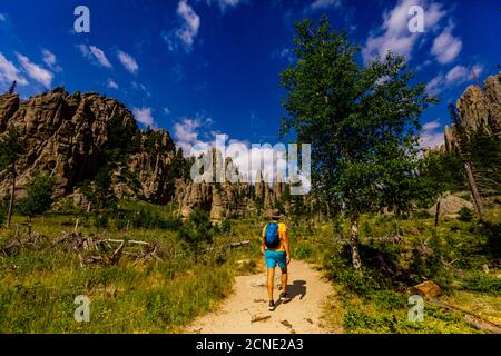 Homme qui fait de la randonnée sur les sentiers et qui profite des sites touristiques des Black Hills de Keystone, Dakota du Sud, États-Unis d'Amérique Banque D'Images