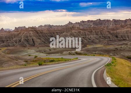 Conduite et visites dans le parc national des Badlands, Dakota du Sud, États-Unis d'Amérique Banque D'Images