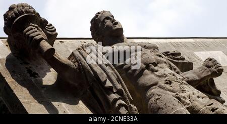 Ancien NS-Ordensburg Vogelsang, porteur de la torche sur la place Sun Wend, Schleiden, Allemagne, Europe Banque D'Images