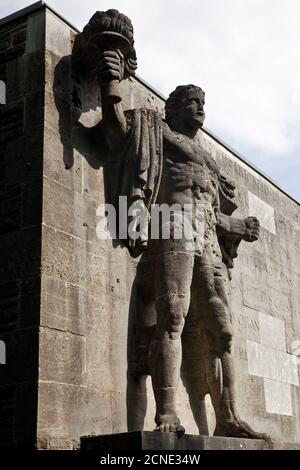 Ancien NS-Ordensburg Vogelsang, porteur de la torche sur la place Sun Wend, Schleiden, Allemagne, Europe Banque D'Images