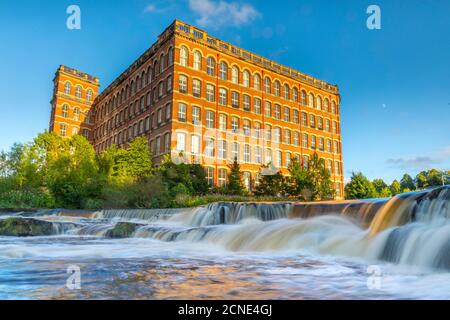 Anchor Mill et cascade on the River Cart, Paisley, Renfrewshire, Écosse, Royaume-Uni, Europe Banque D'Images