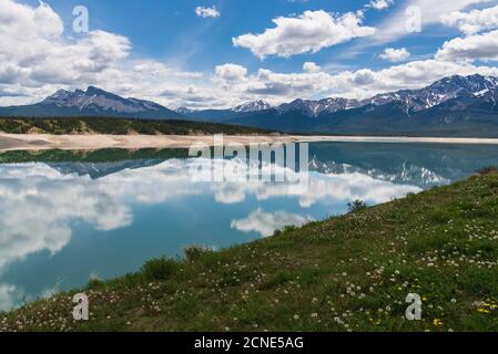 Le lac Abraham au printemps, le parc national Banff et les plaines Kootenay, en Alberta, les Rocheuses canadiennes, au Canada Banque D'Images