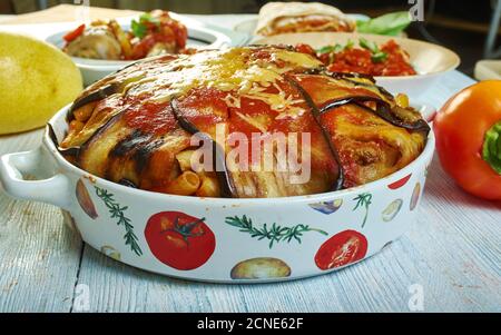 Timotta aubergine pâtes Timbale, cuisine sicilienne, plats italiens traditionnels variés, vue sur le dessus. Banque D'Images