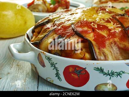 Timotta aubergine pâtes Timbale, cuisine sicilienne, plats italiens traditionnels variés, vue sur le dessus. Banque D'Images