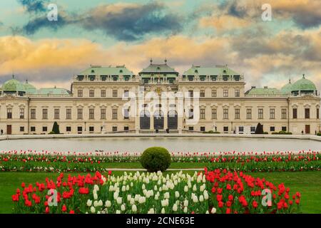 Paysage extérieur d'un bâtiment du XVIIIe siècle, avec fleurs de jardin et étang, Palais baroque du Belvédère supérieur, Vienne, Autriche, Europe Banque D'Images