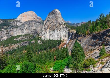 Half Dome, Mount Broderick et Liberty Cap avec chute d'eau Nevada sur Merced River, parc national Yosemite, Californie, États-Unis d'Amérique Banque D'Images