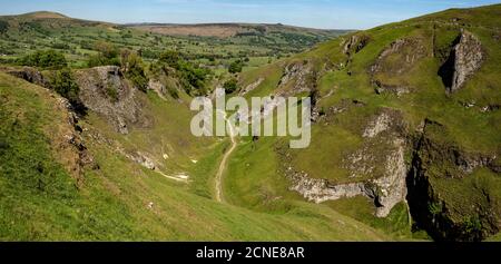 Cave Dale, vallée calcaire derrière Castleton, Peak District National Park, Derbyshire, Angleterre, Royaume-Uni, Europe Banque D'Images