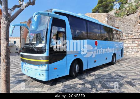 Castelmola - autobus urbano sur la Piazza Sant'Antonio Banque D'Images