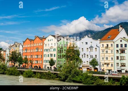 Bâtiments colorés bordant la rivière Inn, la vieille ville, Innsbruck, Tyrol, Autriche, Europe Banque D'Images