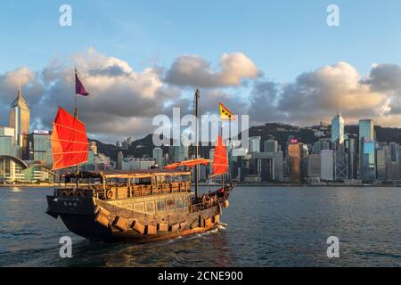 Junk boat et horizon de l'île de Hong Kong, Hong Kong, Chine, Asie Banque D'Images