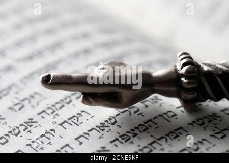 Un pointeur rituel juif Yad argenté sur une Torah, France, Europe Banque D'Images