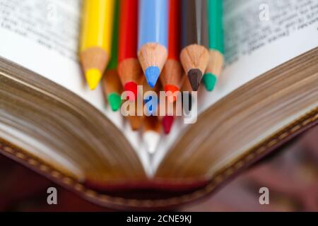 Crayons de couleur sur une Bible, Catéchisme, France, Europe Banque D'Images