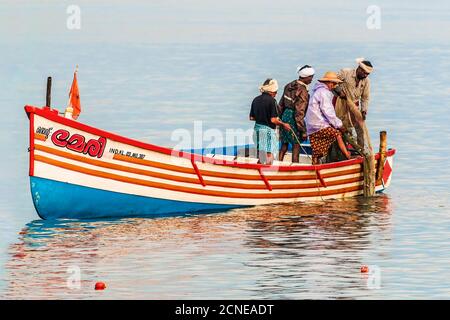 Pêcheurs tirant en filet de l'océan arabe juste à côté de la populaire plage de Marari, Mararikulam, Alappuzha (Alleppey), Kerala, Inde, Asie Banque D'Images