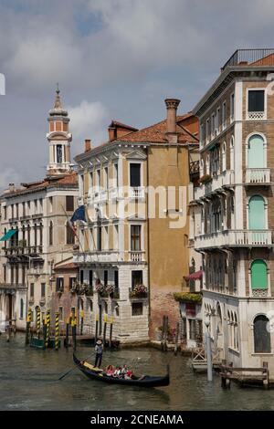 Gondolier avec des touristes en gondole sur le canal à Venise, Italie, Europe. Banque D'Images