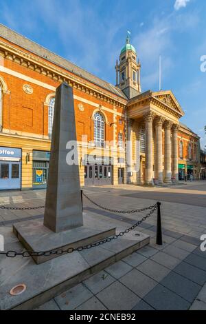 Vue du conseil municipal de Peterborough et du monument commémoratif de guerre sur Bridge Street, Peterborough, Northamptonshire, Angleterre, Royaume-Uni, Europe Banque D'Images