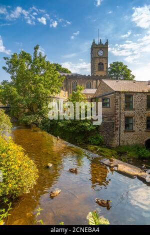 Vue sur l'église Saint-Mathews et l'étang à canards, Hayfield, High Peak, Derbyshire, Angleterre, Royaume-Uni, Europe Banque D'Images