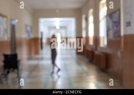 Abstrait flou image des personnes marchant dans le couloir Banque D'Images