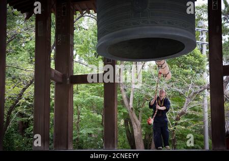 Tokyo, Japon. 17 septembre 2020. Un moine bouddhiste sonne une cloche Bonsho aussi connue sous le nom de Tsurigane au temple Zojoji à Shibakoen, Minato-Ku. Crédit : SOPA Images Limited/Alamy Live News Banque D'Images