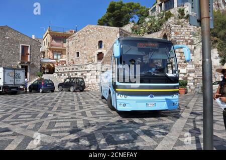 Castelmola - autobus sur la Piazza Sant'Antonio Banque D'Images