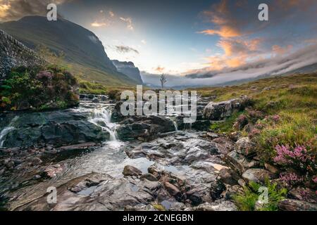 Cascade sur Russell Burn, APPLECROSS, Bealach na Ba, Écosse Banque D'Images