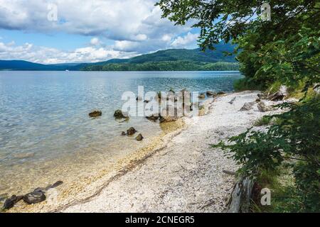 Vue sur le lac Akan (阿寒湖 ou Akanko) à Hokkaido, Japon prise près d'Akanko Onsen dans le parc national d'Akan Machu Banque D'Images