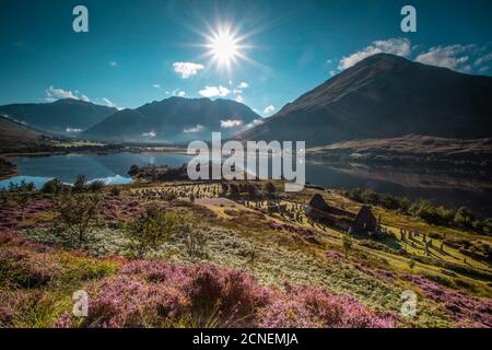 La ruine de l'église Clachan Duich, le pont de Shiel et le Loch Duich, en Écosse Banque D'Images