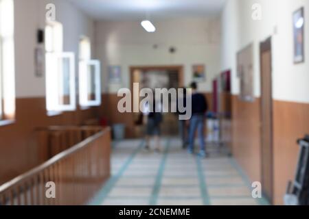 Image floue du couloir de l'école avec les élèves Banque D'Images