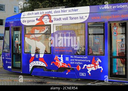 Magdebourg, Allemagne. 18 septembre 2020. Un tramway récemment conçu de la compagnie de transport public de Magdeburg 'MVB' est sur le point de faire son voyage spécial dans le centre-ville de la capitale de l'État à l'occasion de la Journée nationale du courage civil. Sur le tram, qui est dirigé par l'initiative œcuménique "regarde. Pense. Interfère" par l'initiative œcuménique "regarde. Pense.", Mechthild von Magdebourg, avec d'autres personnes et lieux de Magdebourg, promeut la diversité, le cosmopolitisme et la démocratie. Credit: Peter Gercke/dpa-Zentralbild/dpa/Alay Live News Banque D'Images