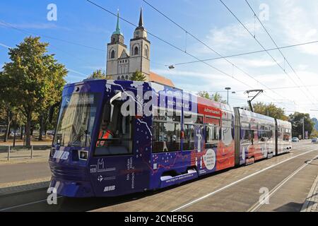 Magdebourg, Allemagne. 18 septembre 2020. Un tramway récemment conçu de la compagnie de transport public de Magdeburg 'MVB' est sur le point de faire son voyage spécial dans le centre-ville de la capitale de l'État à l'occasion de la Journée nationale du courage civil. Sur le tram, qui est dirigé par l'initiative œcuménique "regarde. Pense. Interfère" par l'initiative œcuménique "regarde. Pense.", Mechthild von Magdebourg, avec d'autres personnes et lieux de Magdebourg, promeut la diversité, le cosmopolitisme et la démocratie. Credit: Peter Gercke/dpa-Zentralbild/dpa/Alay Live News Banque D'Images