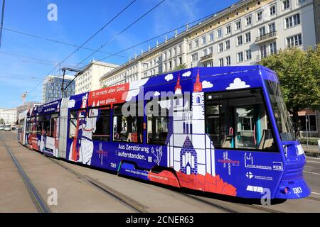 Magdebourg, Allemagne. 18 septembre 2020. Un tramway récemment conçu de la compagnie de transport public de Magdeburg 'MVB' est sur le point de faire son voyage spécial dans le centre-ville de la capitale de l'État à l'occasion de la Journée nationale du courage civil. Sur le tram, qui est dirigé par l'initiative œcuménique "regarde. Pense. Interfère" par l'initiative œcuménique "regarde. Pense.", Mechthild von Magdebourg, avec d'autres personnes et lieux de Magdebourg, promeut la diversité, le cosmopolitisme et la démocratie. Credit: Peter Gercke/dpa-Zentralbild/dpa/Alay Live News Banque D'Images