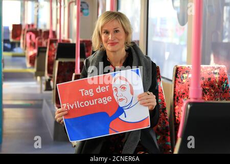 Magdebourg, Allemagne. 18 septembre 2020. Cornelia Muhl-Hünicke du Magdeburger Verkehrsbetriebe (MVB) est assis dans le tramway nouvellement conçu du Magdeburger Verkehrsbetriebe avec une affiche "Tag der Zivilcourage". Sur le tram, qui est dirigé par l'initiative œcuménique "look. Think. Ininterférer" par l'Initiative œcuménique, Mechthild von Magdeburg, avec d'autres personnes et lieux de Magdebourg, promeut la diversité, le cosmopolitisme et la démocratie. Credit: Peter Gercke/dpa-Zentralbild/dpa/Alay Live News Banque D'Images