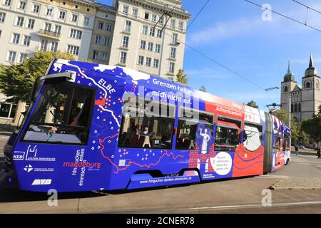 Magdebourg, Allemagne. 18 septembre 2020. Un tramway récemment conçu du Magdeburger Verkehrsbetriebe (MVB) est sur le point de faire son voyage spécial au centre-ville de la capitale de l'État à l'occasion de la Journée nationale du courage civil. Sur le tram, qui est dirigé par l'initiative œcuménique "regarde. Pense. Interfère" par l'initiative œcuménique "regarde. Pense.", Mechthild von Magdebourg, avec d'autres personnes et lieux de Magdebourg, promeut la diversité, le cosmopolitisme et la démocratie. Credit: Peter Gercke/dpa-Zentralbild/dpa/Alay Live News Banque D'Images