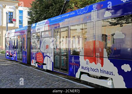 Magdebourg, Allemagne. 18 septembre 2020. Un tramway récemment conçu du Magdeburger Verkehrsbetriebe (MVB) est sur le point de faire son voyage spécial au centre-ville de la capitale de l'État à l'occasion de la Journée nationale du courage civil. Sur le tram, qui est dirigé par l'initiative œcuménique "regarde. Pense. Interfère" par l'initiative œcuménique "regarde. Pense.", Mechthild von Magdebourg, avec d'autres personnes et lieux de Magdebourg, promeut la diversité, le cosmopolitisme et la démocratie. Credit: Peter Gercke/dpa-Zentralbild/dpa/Alay Live News Banque D'Images