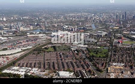 Vue aérienne de la région d'Old Trafford depuis Stretford au-dessus de Longford Trading Estate, avec l'horizon de Manchester au loin, au Royaume-Uni Banque D'Images