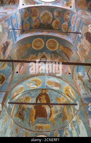 Mère de Dieu sur le trône avec les Archanges Michel et Gabriel. Fresques de Dionisius à l'intérieur de la cathédrale de la Nativité de la Vierge dans le monastère de Ferapontov. Banque D'Images