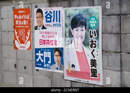 Affiches électorales japonaises pour les politiciens locaux sur un mur à Nara, Kansai, Japon Banque D'Images