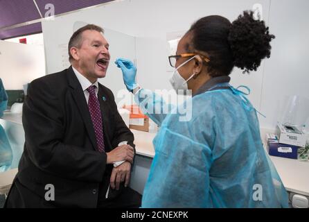 Le vice-chancelier de l'Université de Portsmouth, Graham Galbraith, a effectué un test de coronavirus à l'intérieur d'une unité mobile de test de coronavirus pour le personnel asymptomatique et les étudiants de l'Université de Portsmouth. Banque D'Images
