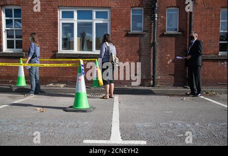 Le vice-chancelier de l'Université de Portsmouth, Graham Galbraith (à droite), fait la queue pour un test du coronavirus à l'intérieur d'une unité mobile de test du coronavirus destinée au personnel asymptomatique et aux étudiants de l'Université de Portsmouth. Banque D'Images