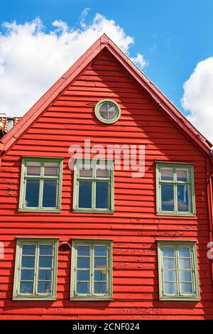 Maison en bois rouge contre le ciel bleu Banque D'Images
