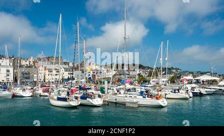 De petits bateaux et yachts ont amarré dans le port de plaisance de Victoria à Saint Peter Port, Guernesey, Îles Anglo-Normandes, Royaume-Uni. Banque D'Images