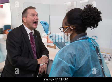 Le vice-chancelier de l'Université de Portsmouth, Graham Galbraith, a effectué un test de coronavirus à l'intérieur d'une unité mobile de test de coronavirus pour le personnel asymptomatique et les étudiants de l'Université de Portsmouth. L'université est la première en Angleterre à offrir le test volontaire. Banque D'Images