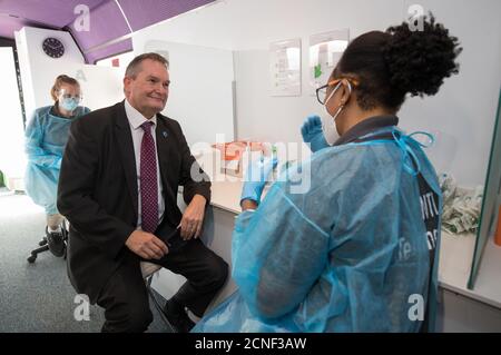Le vice-chancelier de l'Université de Portsmouth, Graham Galbraith, a effectué un test de coronavirus à l'intérieur d'une unité mobile de test de coronavirus pour le personnel asymptomatique et les étudiants de l'Université de Portsmouth. L'université est la première en Angleterre à offrir le test volontaire. Banque D'Images