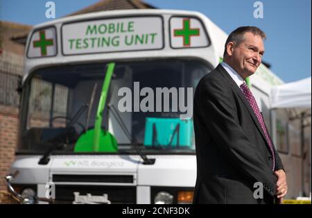 Graham Galbraith, vice-chancelier de l'Université de Portsmouth, devant une unité mobile de test du coronavirus pour le personnel asymptomatique et les étudiants de l'Université de Portsmouth. Banque D'Images